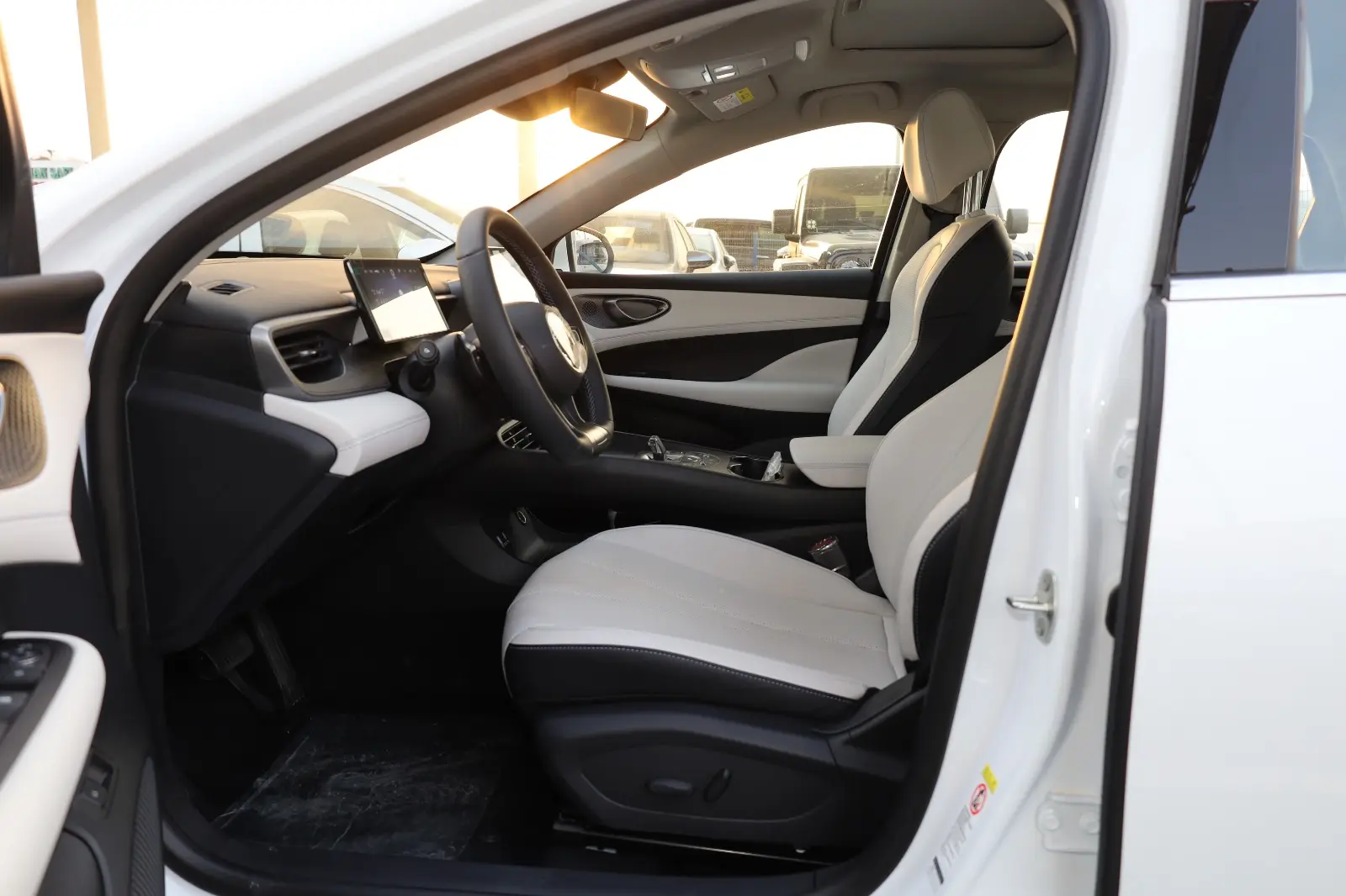 بي واي دي سيل 2025