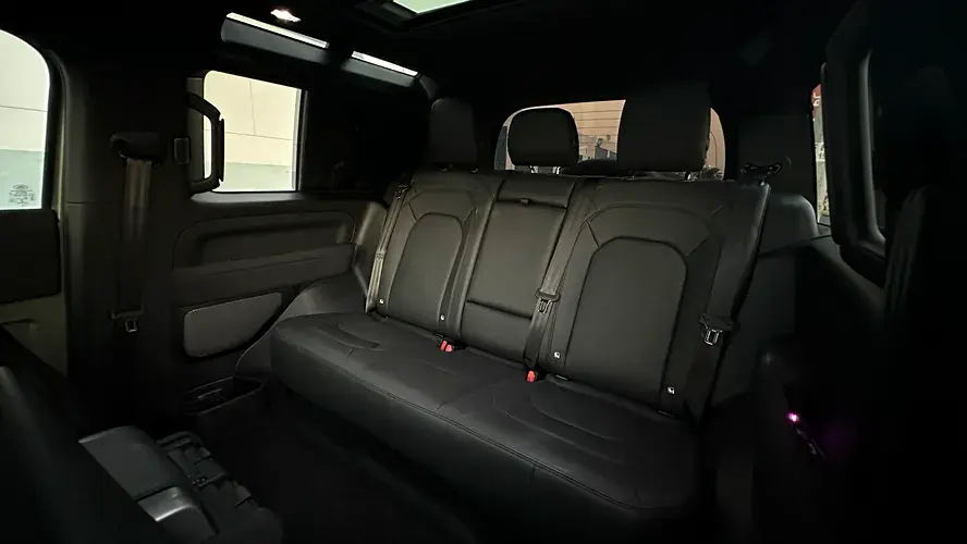 Land Rover Defender 2023