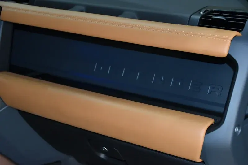 Land Rover Defender 2023