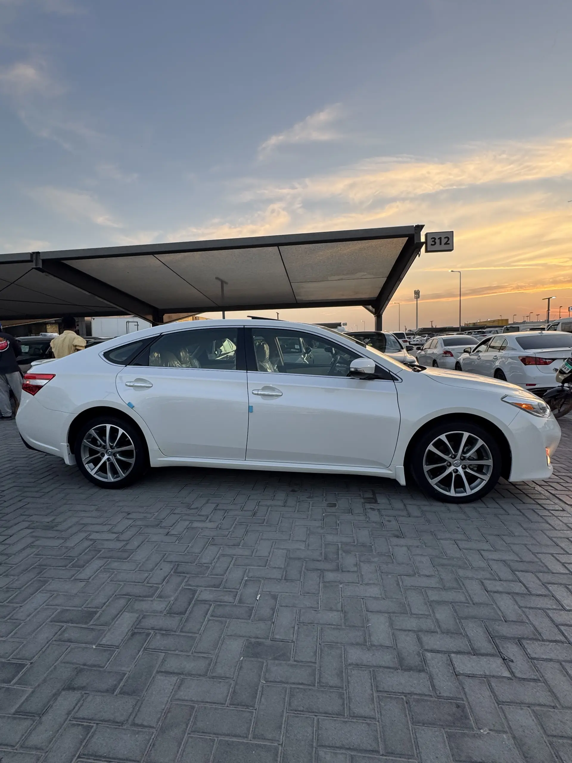 تويوتا افالون 2015