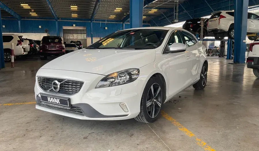 فولفو V40 2019 2L