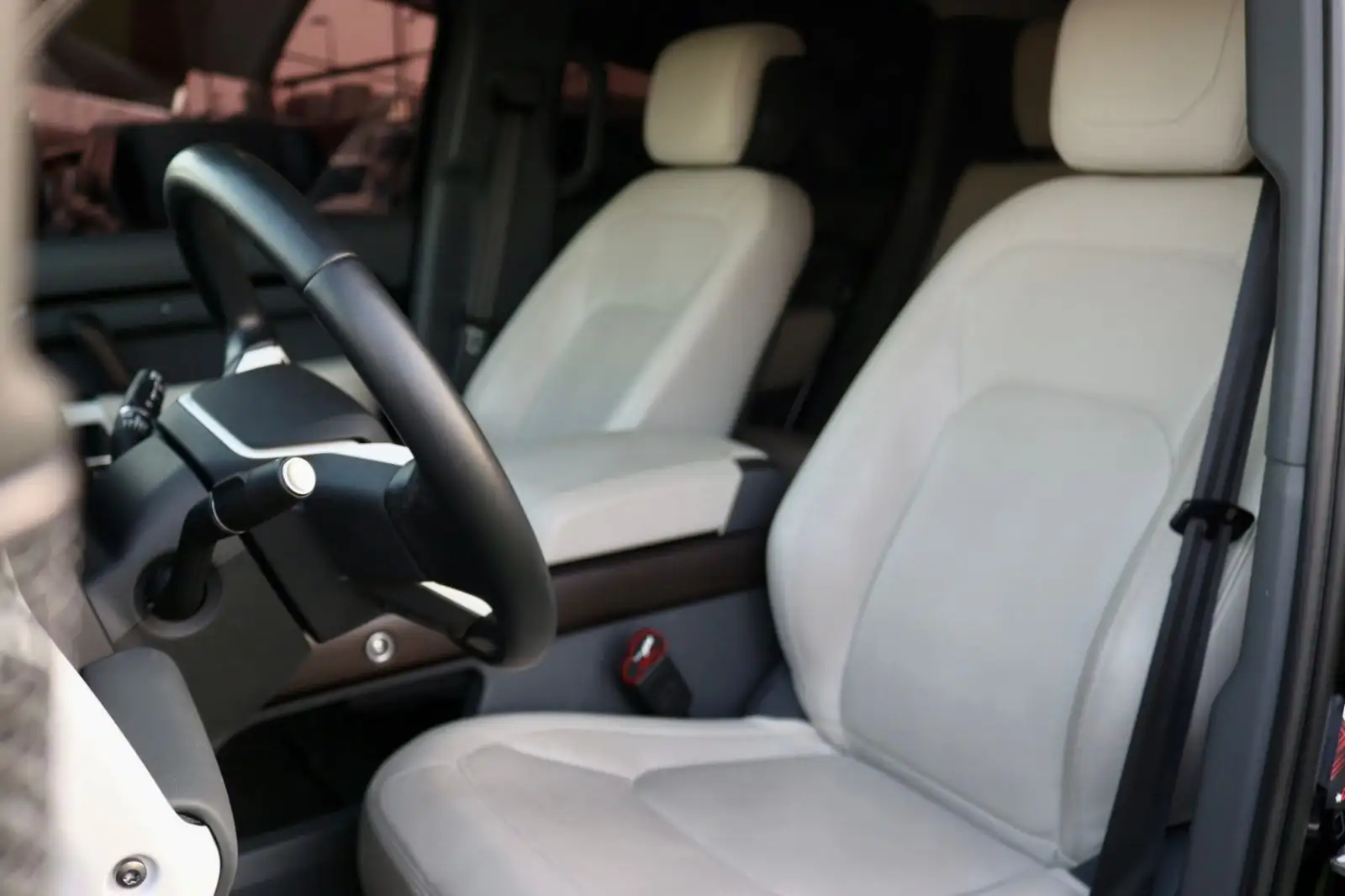 لاند روفر ديفندر 2023