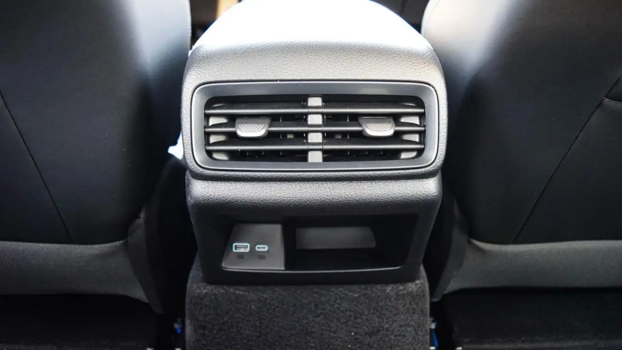 بي واي دي سيل 2025