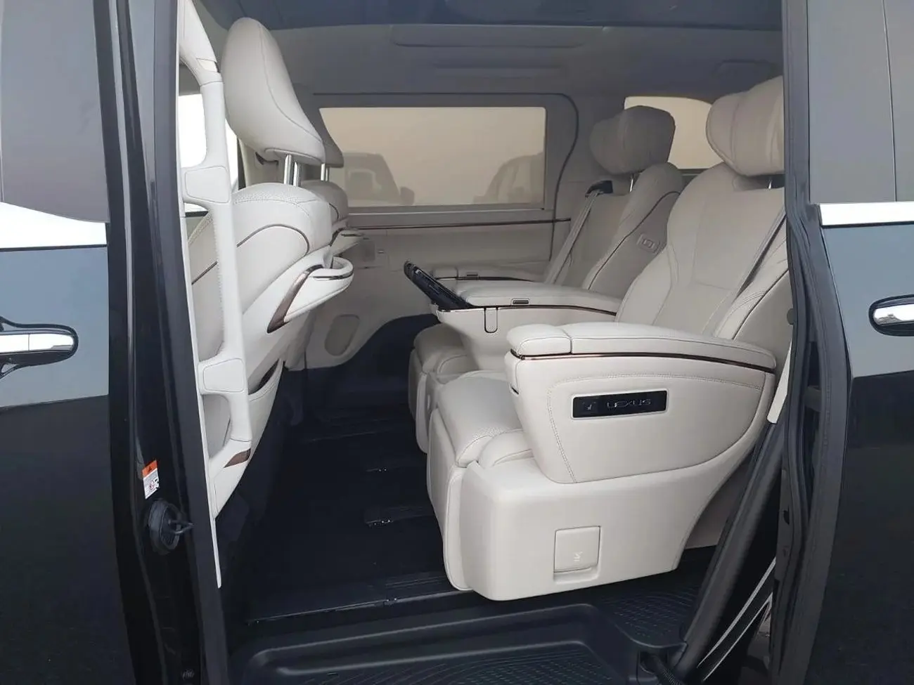 لكزس LM 2025 2.5L