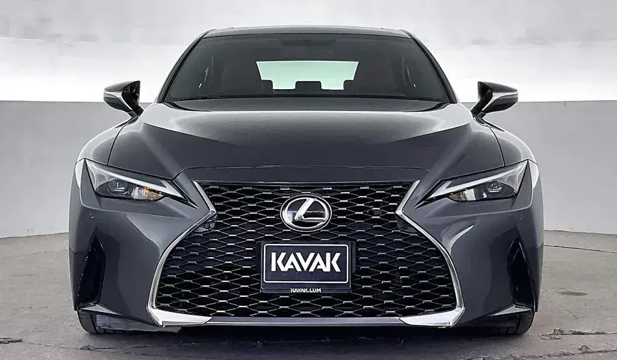 لكزس IS 2023