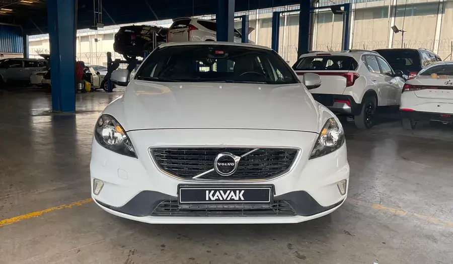 فولفو V40 2019 2L