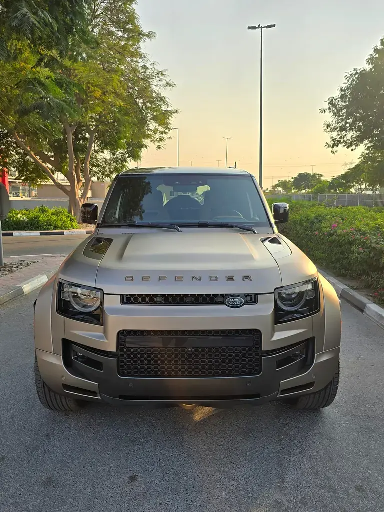 Land Rover Defender 2025