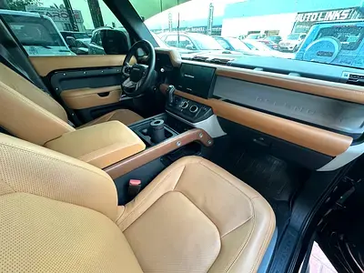 Land Rover Defender 2024