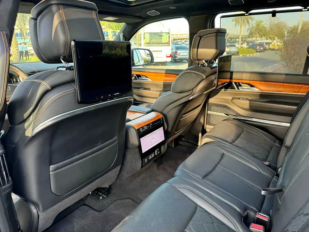 Jeep Grand Wagoneer 2023