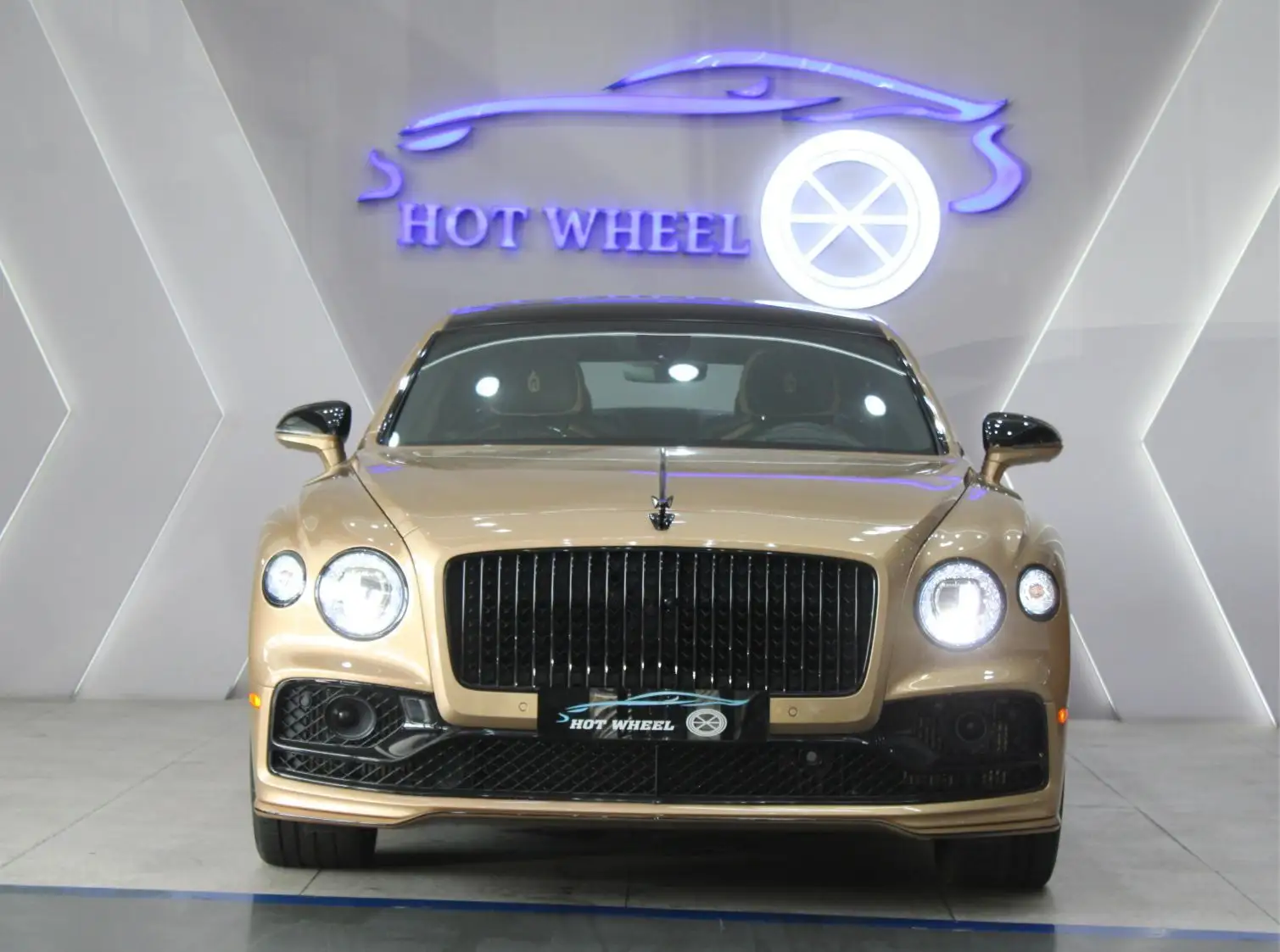 بنتلي أزور 2023