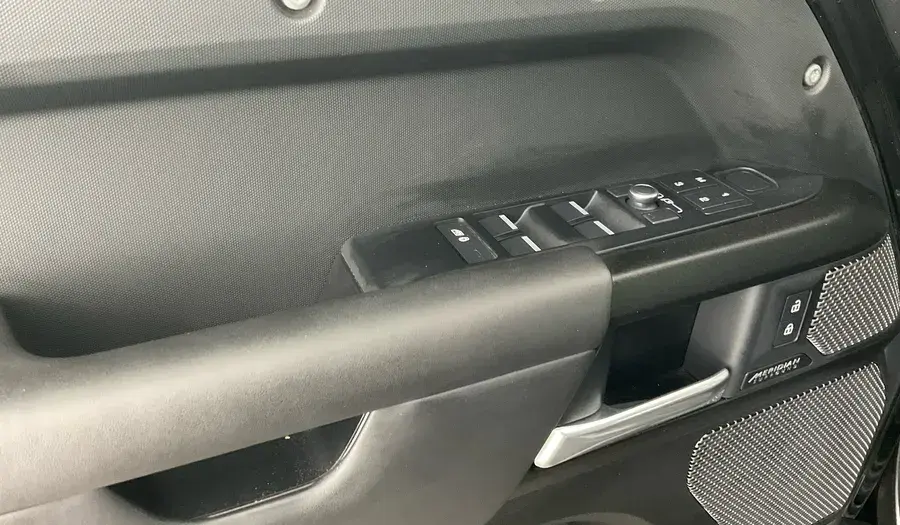 لاند روفر ديفندر 2023 undefinedL