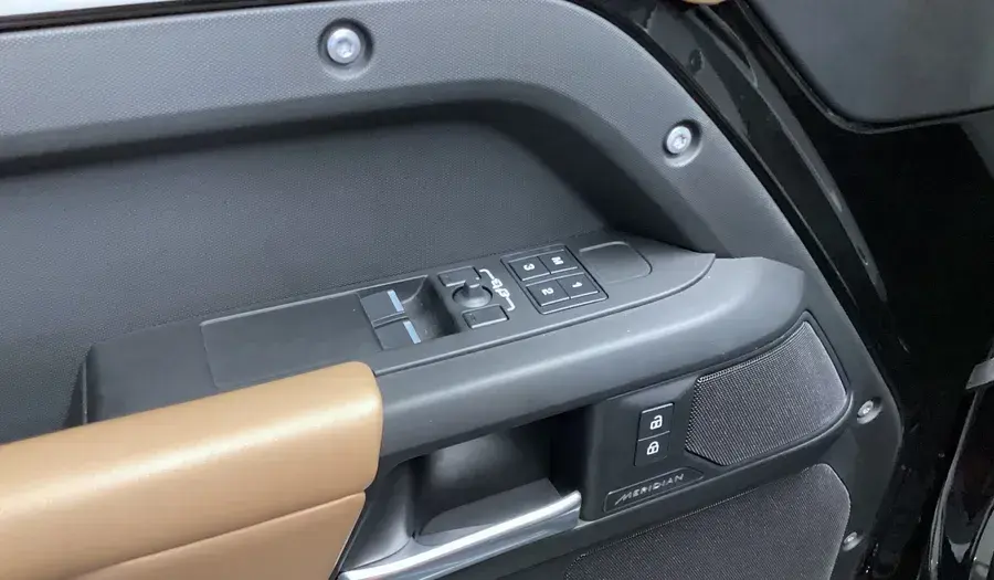 لاند روفر ديفندر 2025 3L