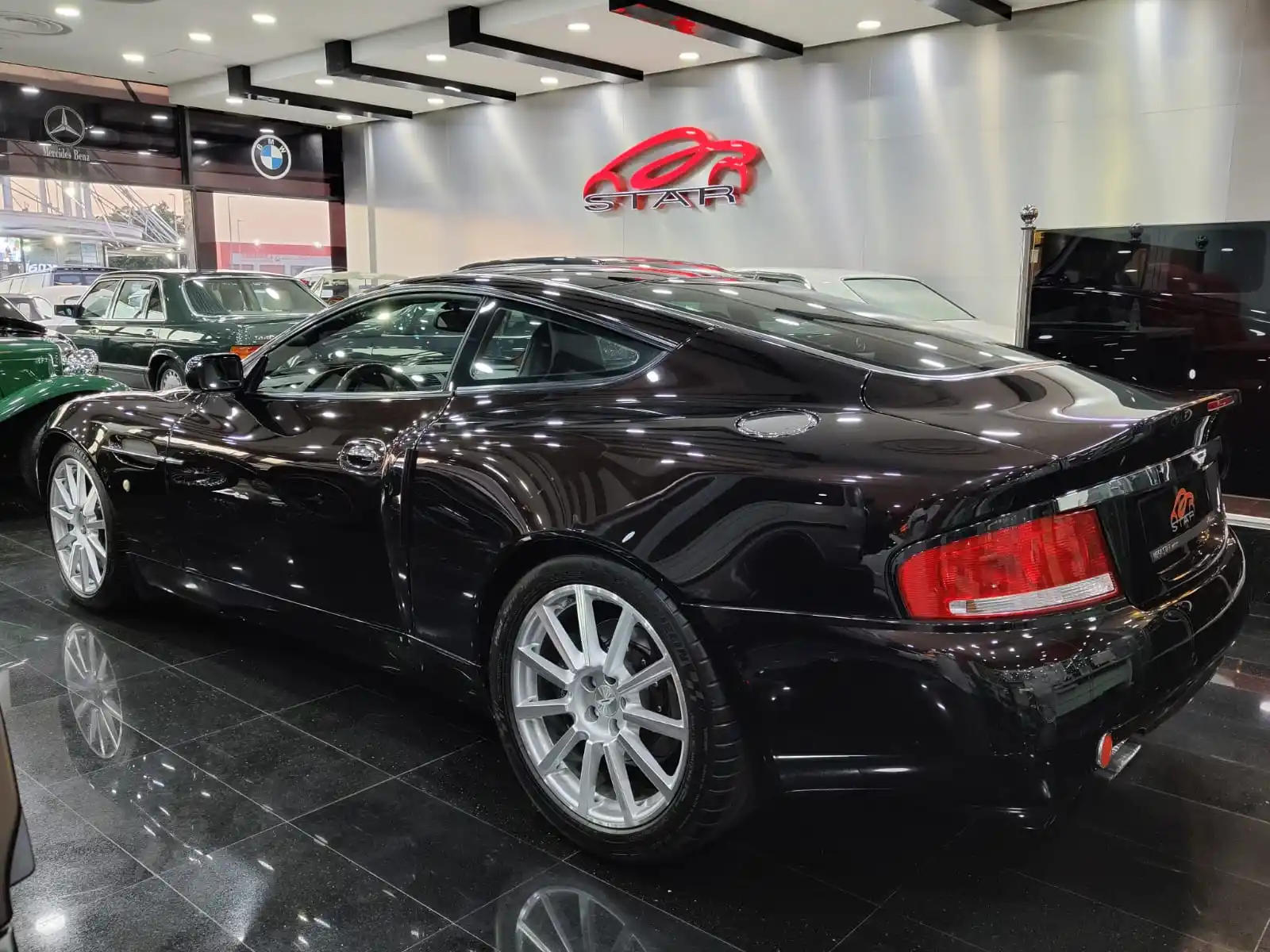 Aston Martin Vanquish 2005