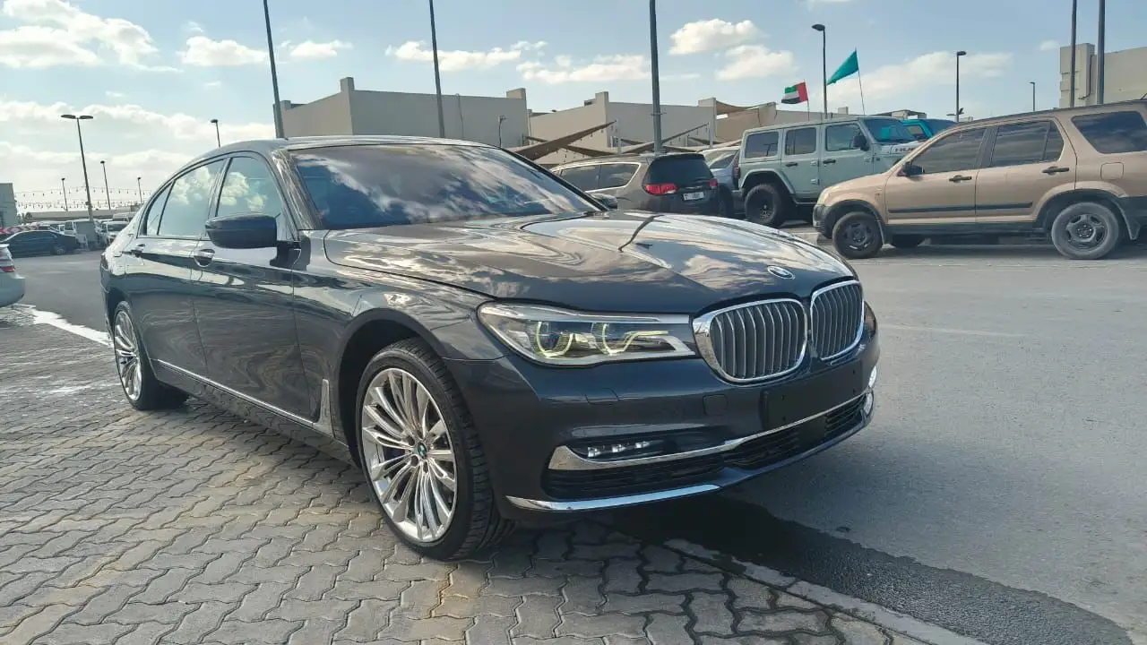 بي أم دبليو i7 2017