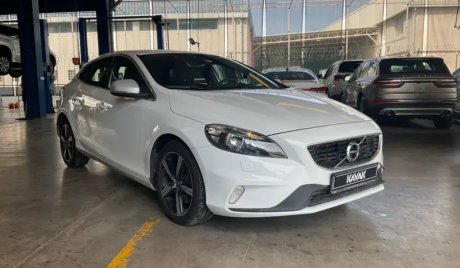 فولفو V40 2019 2L