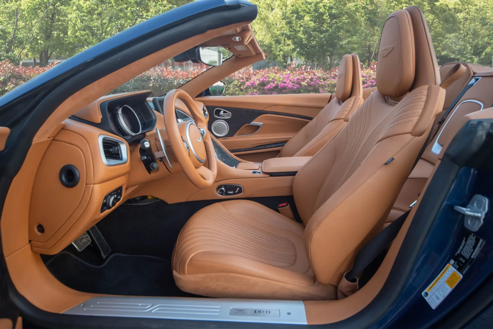 استون مارتن DB11 2022