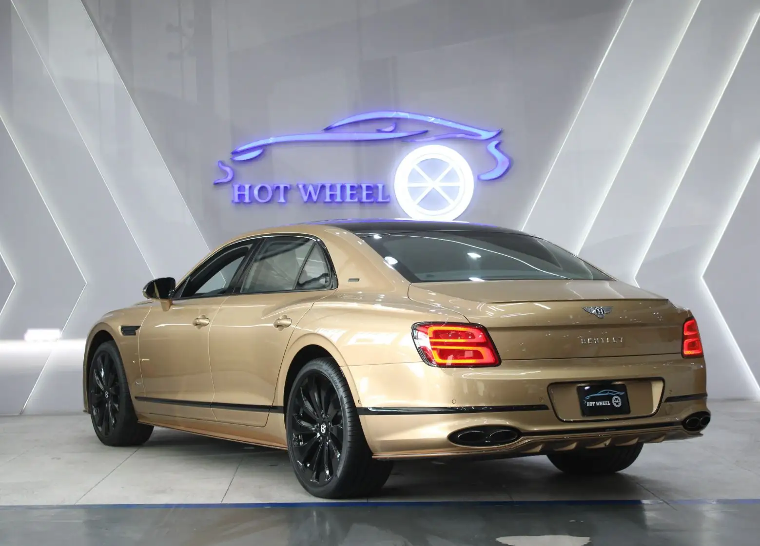 بنتلي أزور 2023