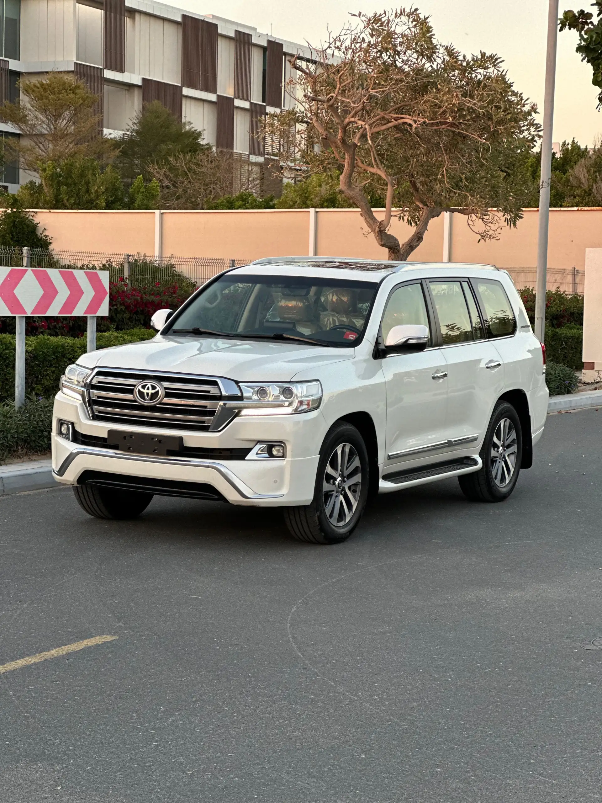 تويوتا لاند كروزر 2018 5.7L