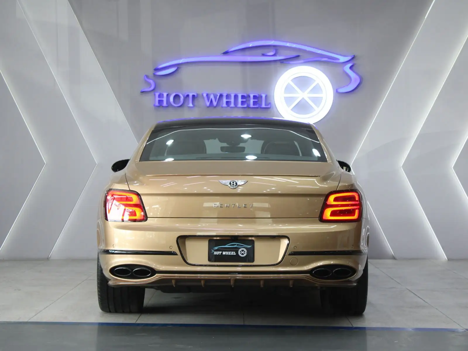 بنتلي أزور 2023