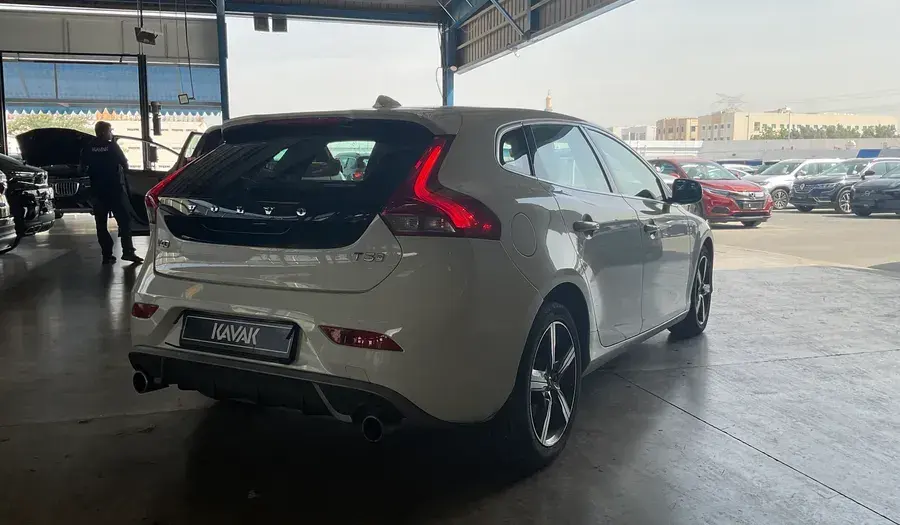 فولفو V40 2019 2L