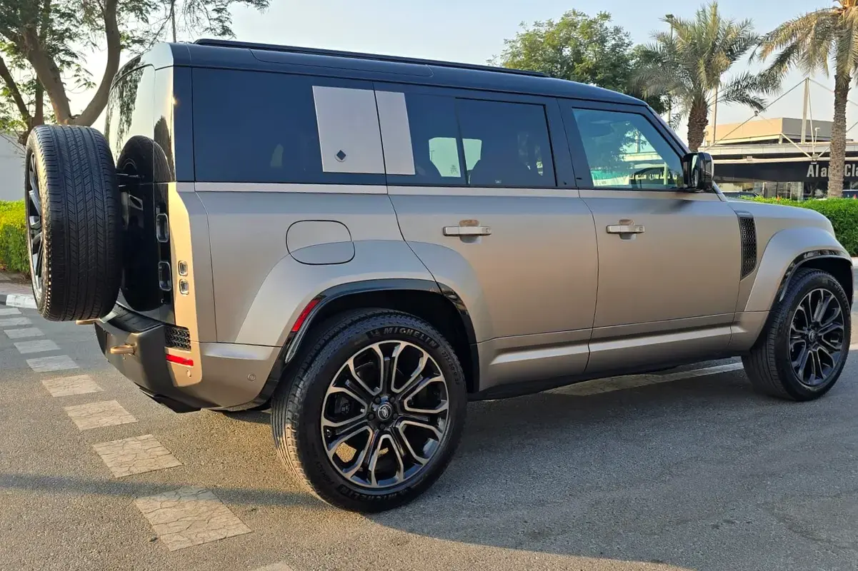 Land Rover Defender 2025