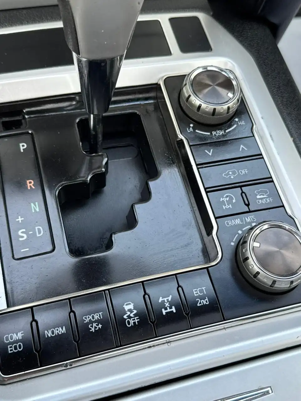 تويوتا لاند كروزر 2012 5.7L