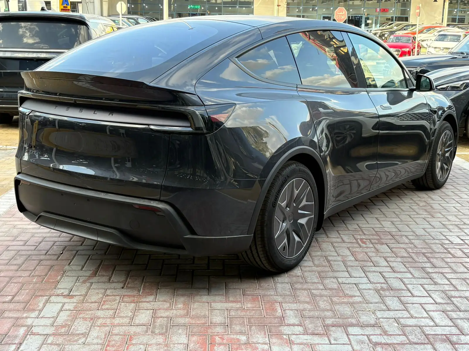 Tesla Model Y 2025