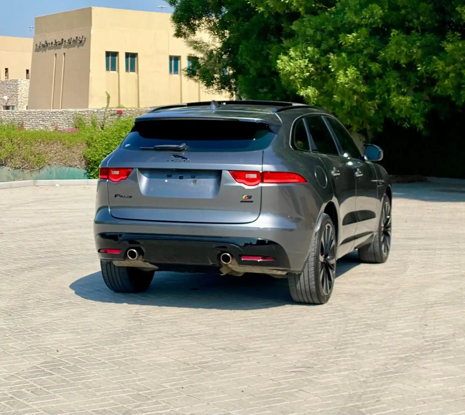 جاكوار F Pace 2017