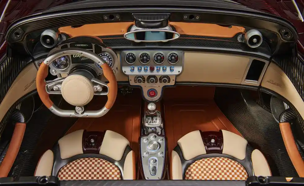 pagani-utopia-roadster-020103-interni-dall-alto-zoom-logo-66a7e957cb3cb.jpg