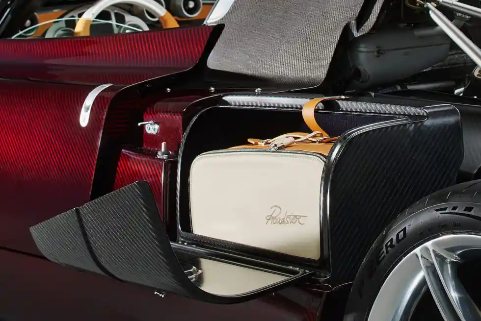 pagani-utopia-roadster-030108-valigia-66a7e9619adb4.jpg