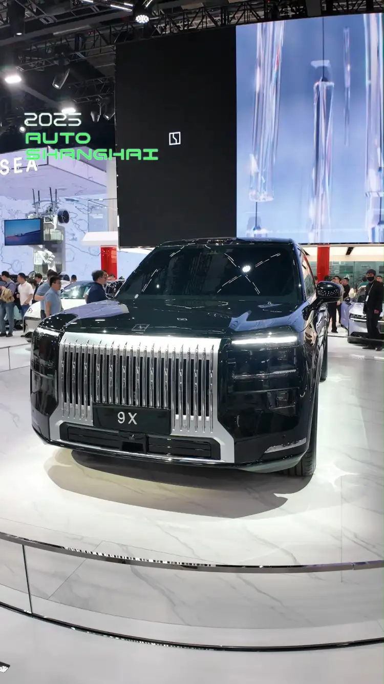 الحجم الكامل سيارات الدفع الرباعي حيث الفخامة والتكنولوجيا