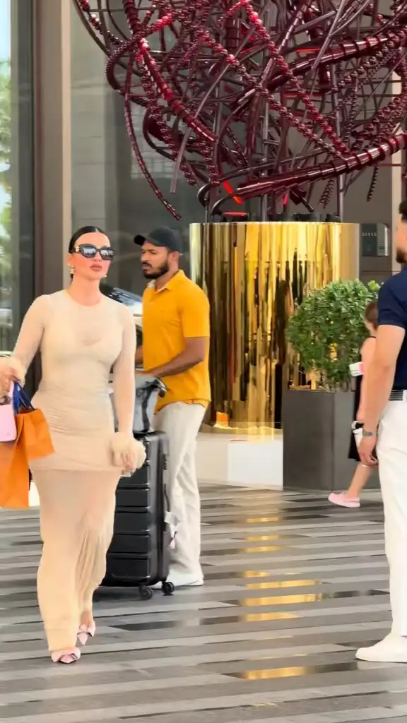 Her car is her castle 😉 👠