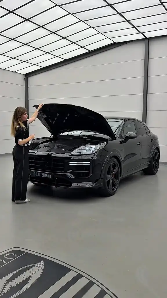 بورش كايين S كوبيه E-Hybrid في الكروميت الأسود LARTE Design