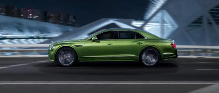 Bentley unveils the new Flying Spur, featuring a V8 plug-in hybrid that breaks in 3.5 seconds