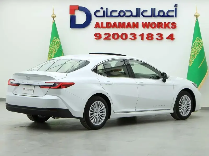 تويوتا كامري LE نص فل 2025
