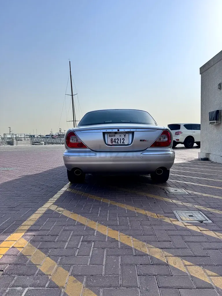 جاكوار XJ 2004