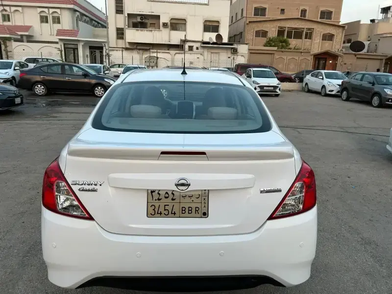 Nissan Sunny 2022