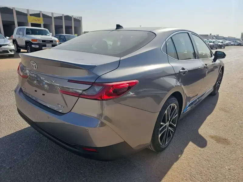 تويوتا كامري 2025 ال اي هايبرد