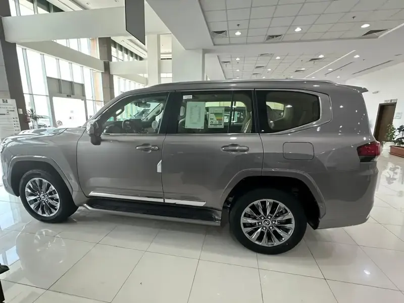 تويوتا لاندكروزر صالون 2024