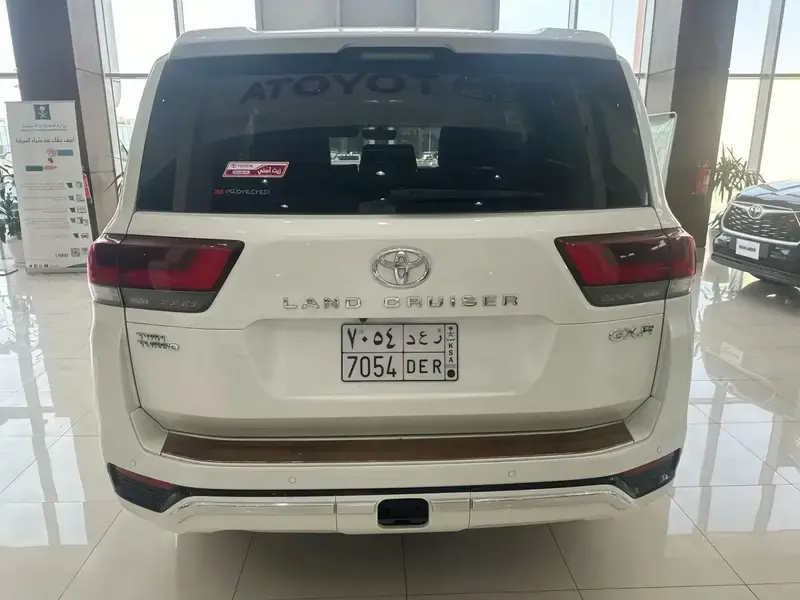 تويوتا لاندكروزر صالون 2023 GXR3