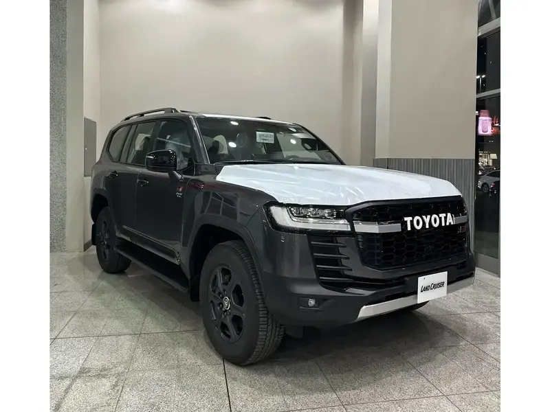 تويوتا لاندكروزر صالون GR-S هايبرد 2025