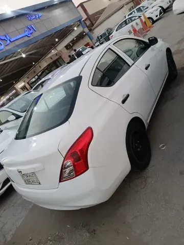 Nissan Sunny 2012