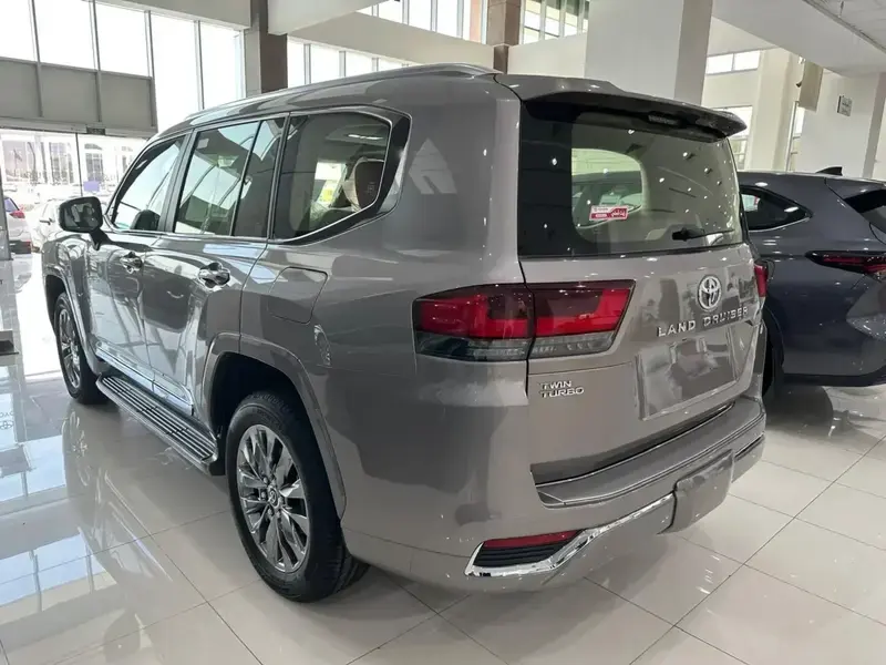 تويوتا لاندكروزر صالون 2024