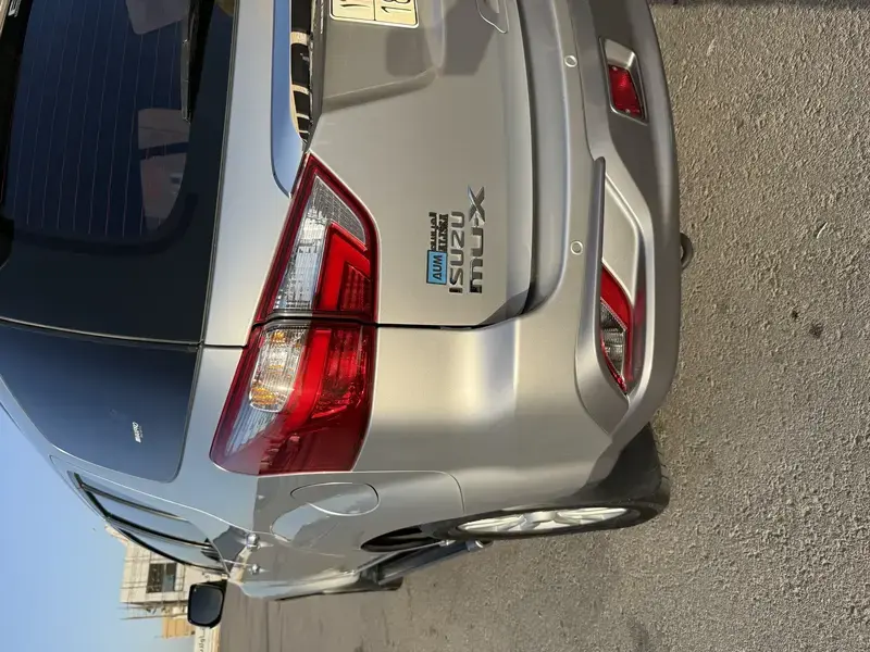 ايسوزو ام يو إكس 2019