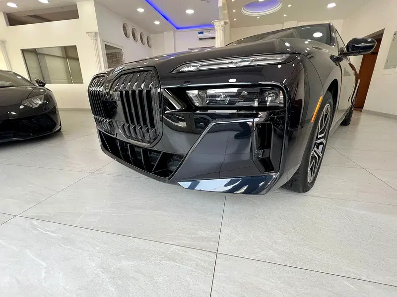 بي أم دبليو i7 2024