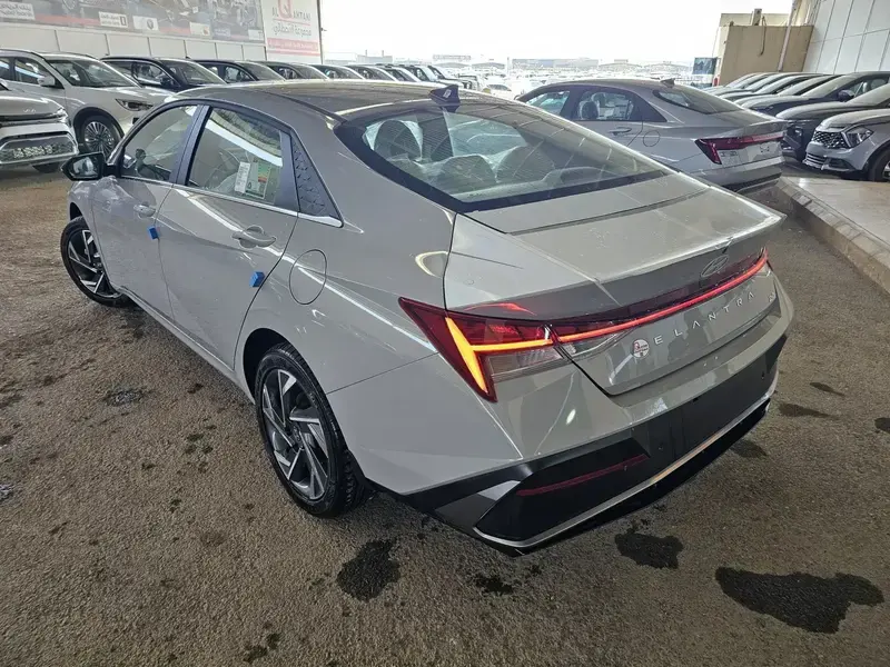 Hyundai Elantra 2025
