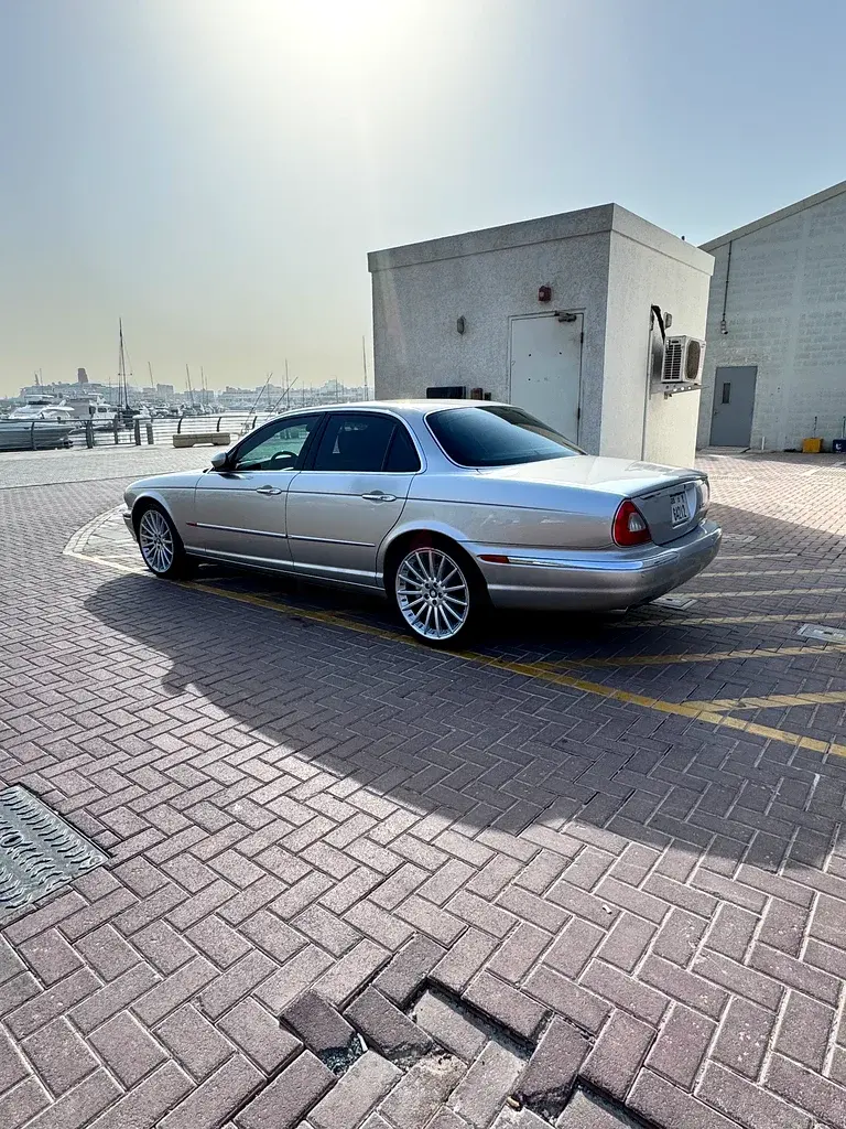 جاكوار XJ 2004