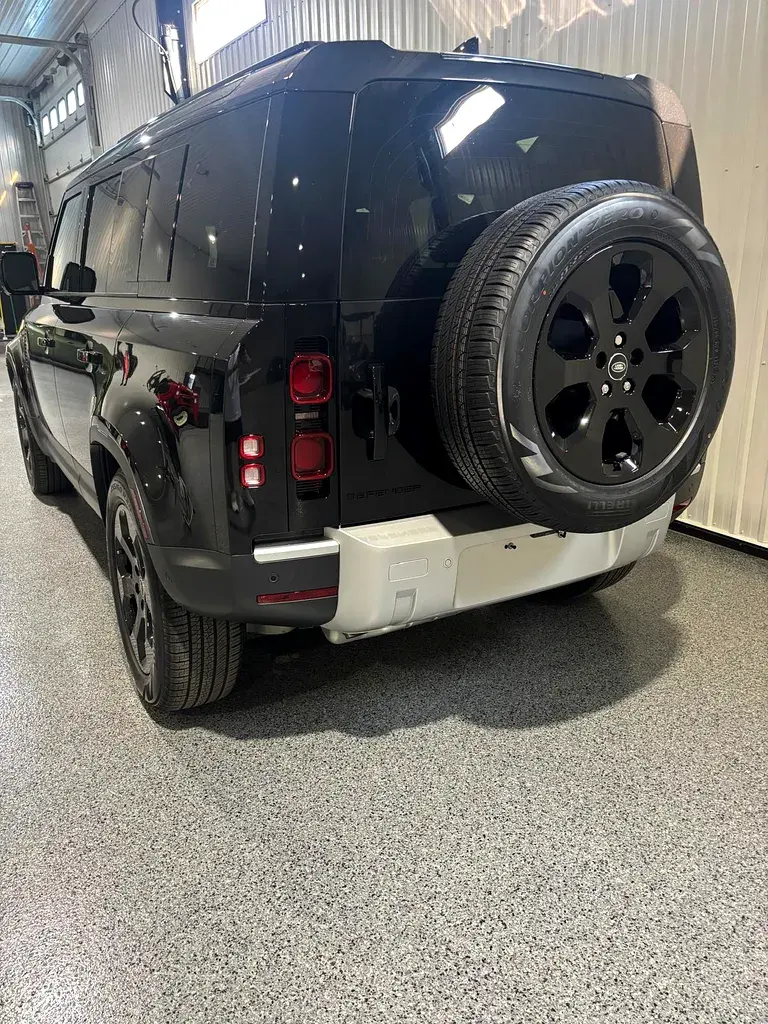 Land Rover Defender 2025