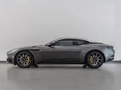 2017 استون مارتن دي بي 11