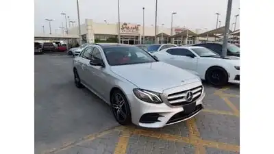 مرسيدس بنز E300 وارد كندي بنوراما كيت 53 شاشةكبيرة شنطةهدرولك تبديل ألوان بصمة نقطةعمياء تحديدمسار فول ابشن